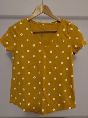 Sonoma Mustard V-Neck Short Sleeve Tee with White Daisy Print
